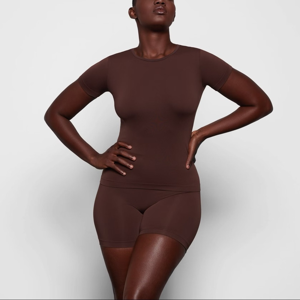 SKIMS Soft Smoothing Seamless T-Shirt in Cocoa S